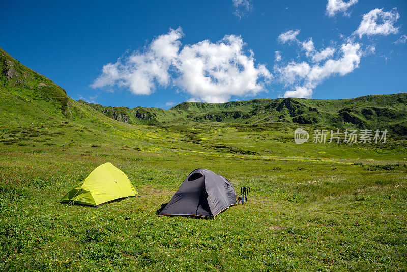 晴天，山上的两个旅游帐篷