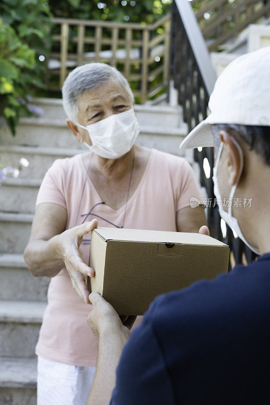 封锁情况下的分娩