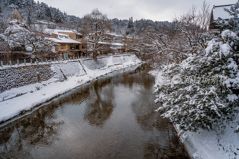 日本高山市村雪与溪水