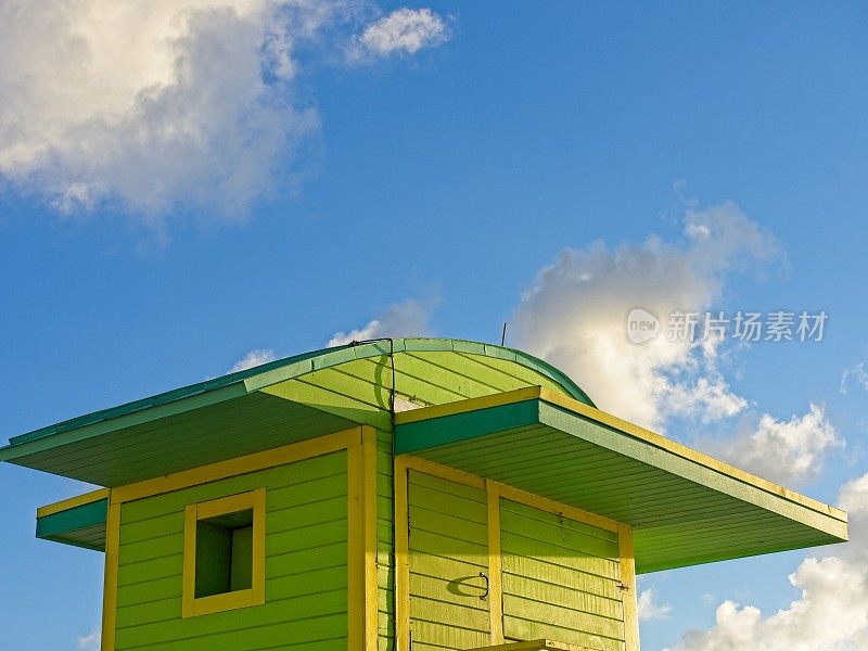 迈阿密南海滩，色彩鲜艳的救生员小屋的屋顶结构，蓝天背景