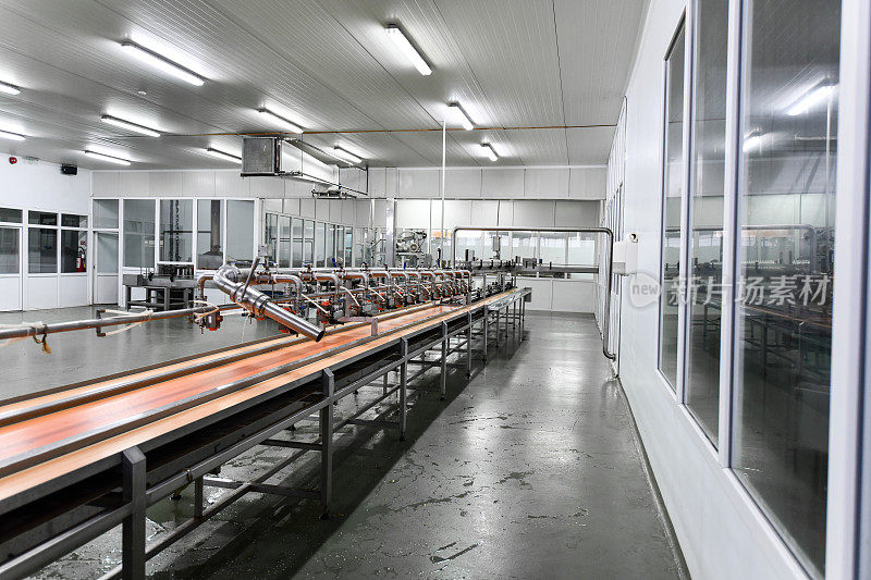 食品加工厂生产线上用白软干酪填充辣椒的机械