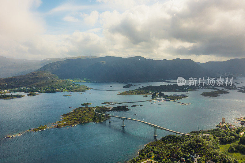 鸟瞰图，汽车行驶在挪威风景优美的岛屿之间的现代海洋桥梁