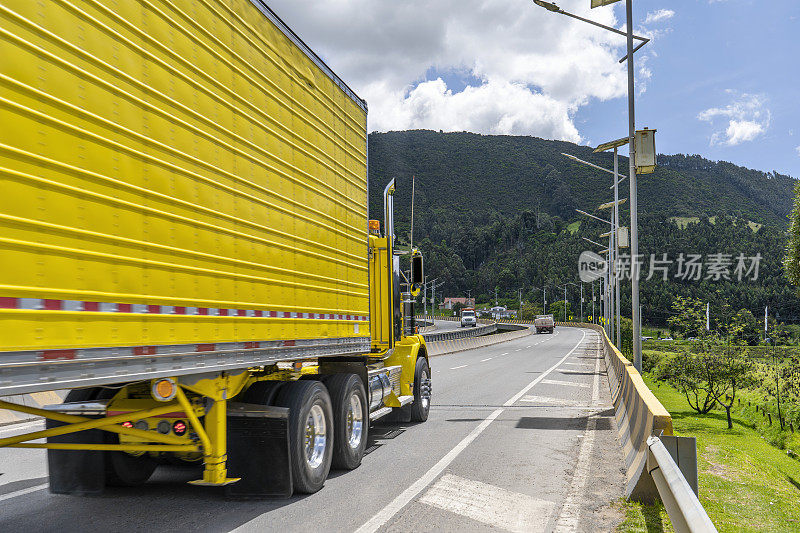 在哥伦比亚波哥大一个阳光明媚的日子里，通过Zipaquira的车桥。基础设施的概念。