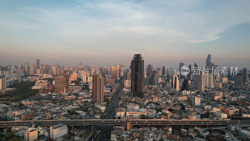 曼谷天际线全景，屋顶混凝土观景台，白天。奢华的亚洲企业和住宅生活方式。泰国曼谷交通道路办公楼鸟瞰图。