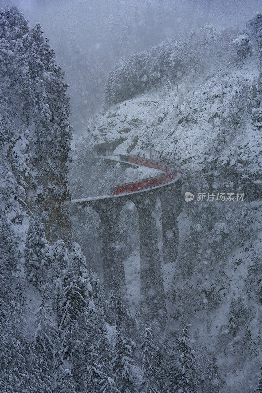 一列火车在暴风雪中行驶在瑞士的Landwasserviadukt