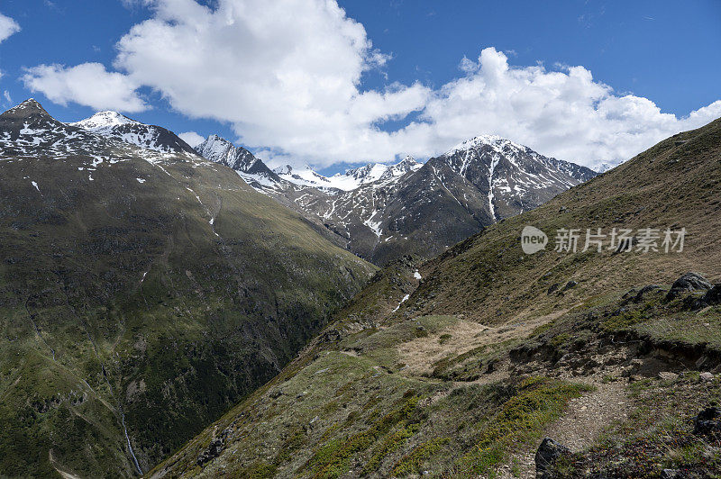 在奥地利蒂罗勒阿尔卑斯山脉附近的山间小径，在春天