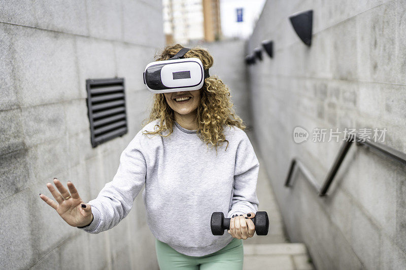 年轻女子在运动时戴着虚拟现实眼镜