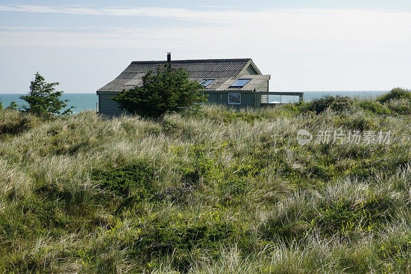 夏天沙丘上的丹麦房子。夏天在丹麦家里的沙丘上。丹麦的海滨别墅。夏天的丹麦沙丘。丹麦的海滩和沙丘。丹麦的Kjul海滩。