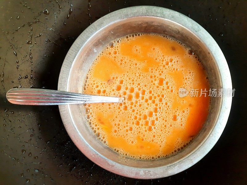 烹饪煎蛋卷――准备食物。