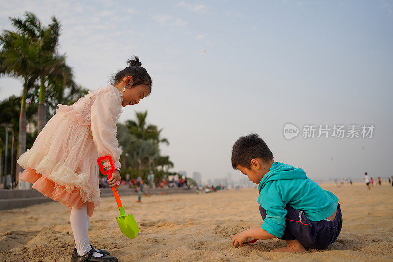 孩子们在海滩上玩耍是一件很有趣的事情