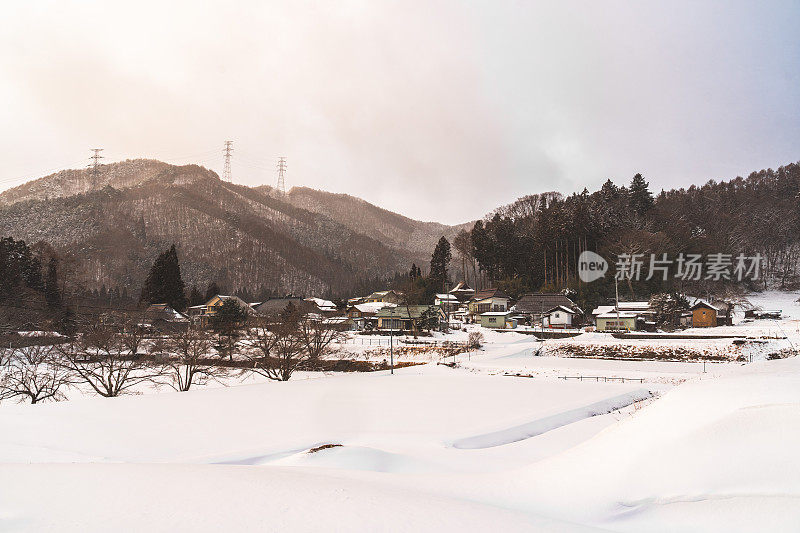 日本长野县村庄的冬季景色