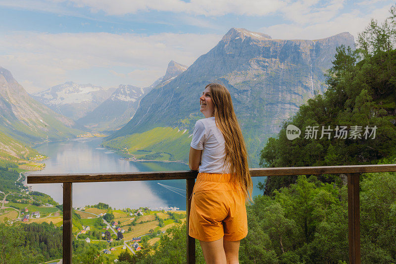 从挪威的角度看，快乐的女人凝视着森莫尔阿尔卑斯山的美景