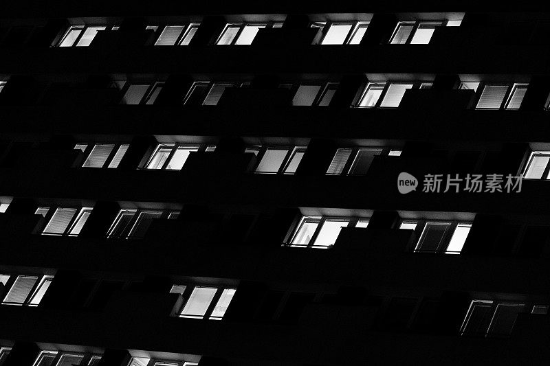 摩天大楼窗户上的灯光