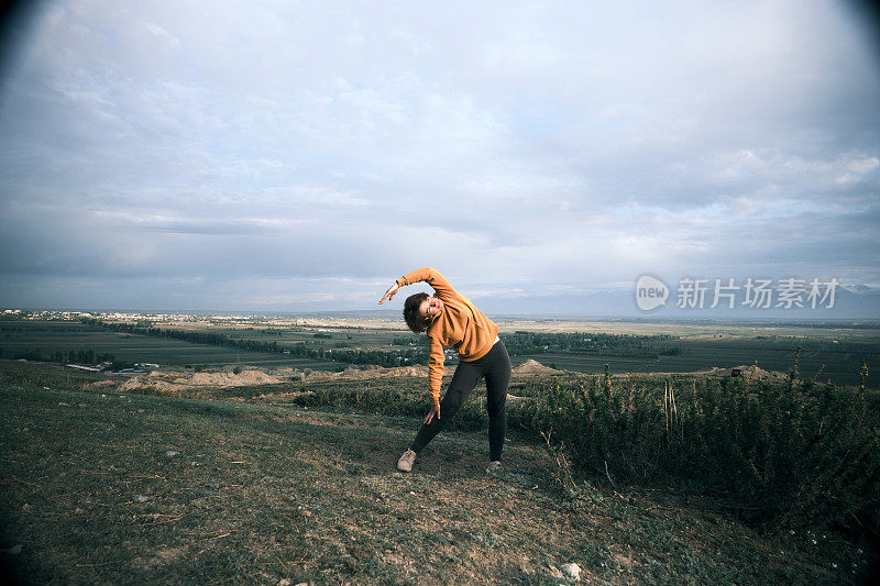 一位快乐的45岁妇女正在山上做晨练