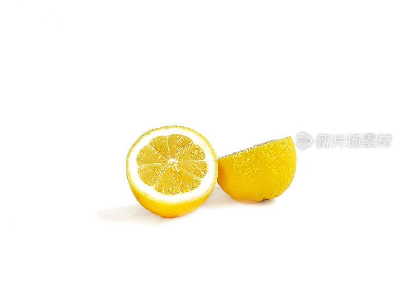一个多汁的柠檬的两半特写被隔离在白色的背景上。有创意的模式