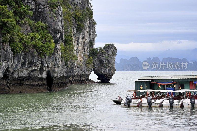 壮丽的喀斯特峰森林在海上