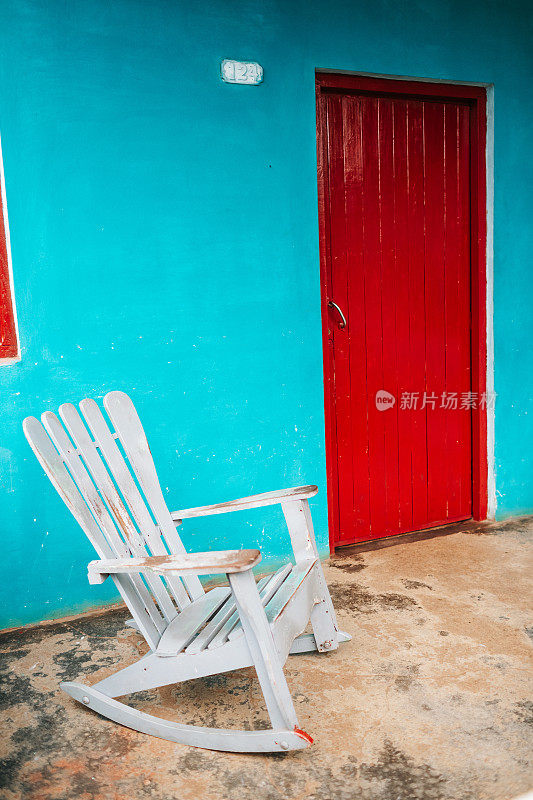 古巴维纳莱斯的白色摇椅