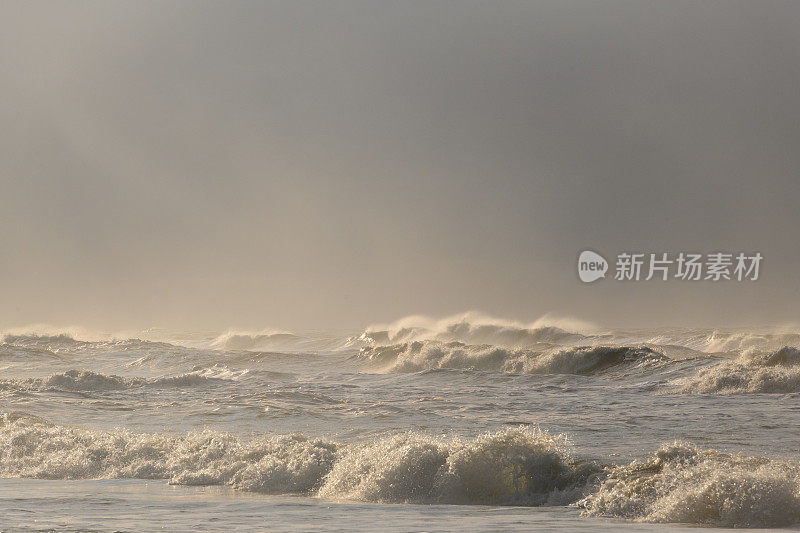 瓦登海区特塞尔岛海滩上的海浪