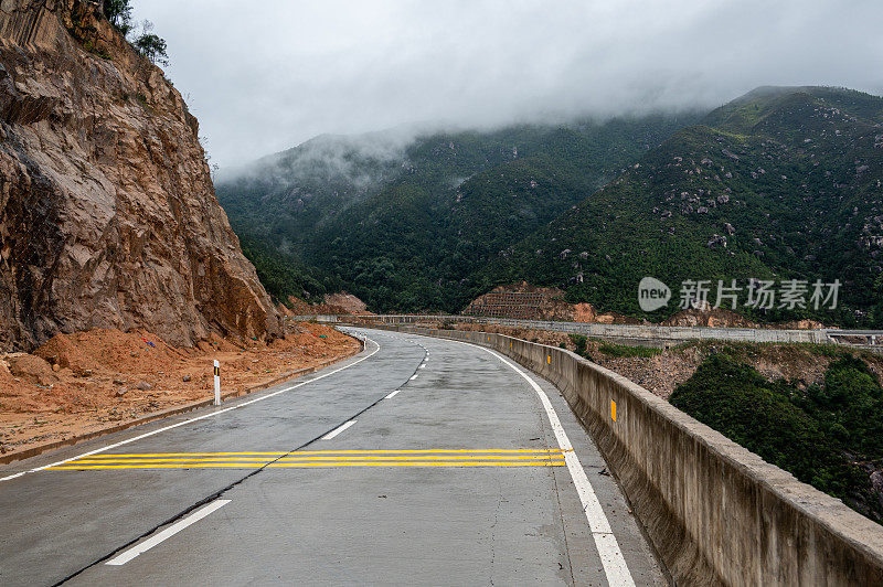 雨后空旷的山路