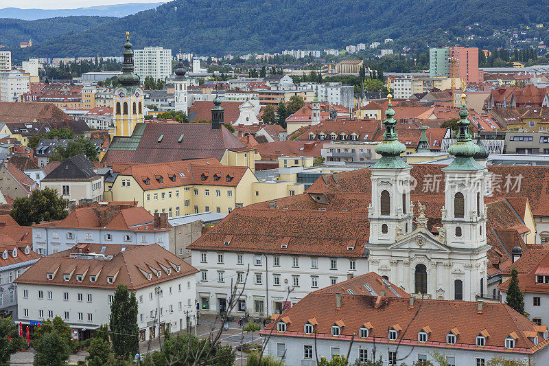 从奥地利格拉茨的Schlossberg山上看到的世界遗产格拉茨城市历史街区的城市景观