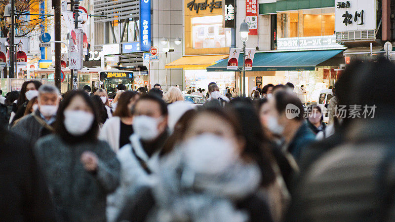 一群日本人、亚洲人、游客在东京涩谷的十字路口行走。日本旅游景点，旅游地标，亚洲交通城市生活理念