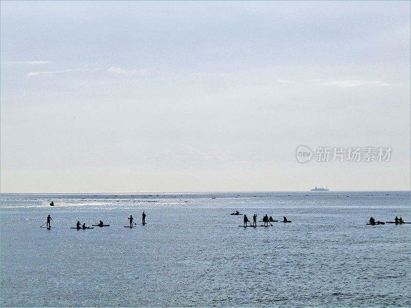 日本。海景和冲浪者。