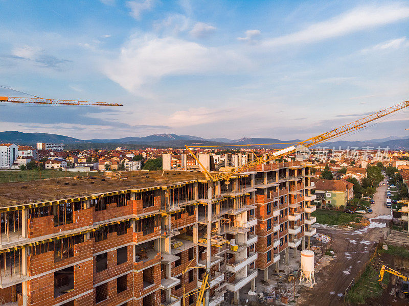 正在建设的建筑的无人机视图