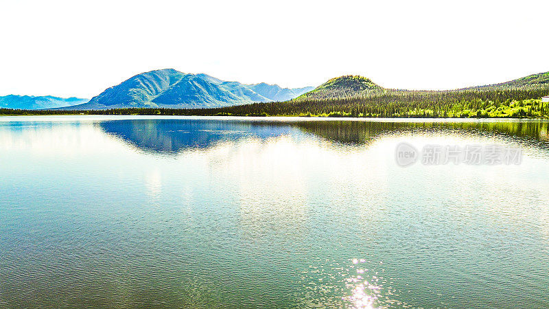 阿拉斯加湖镜面反射