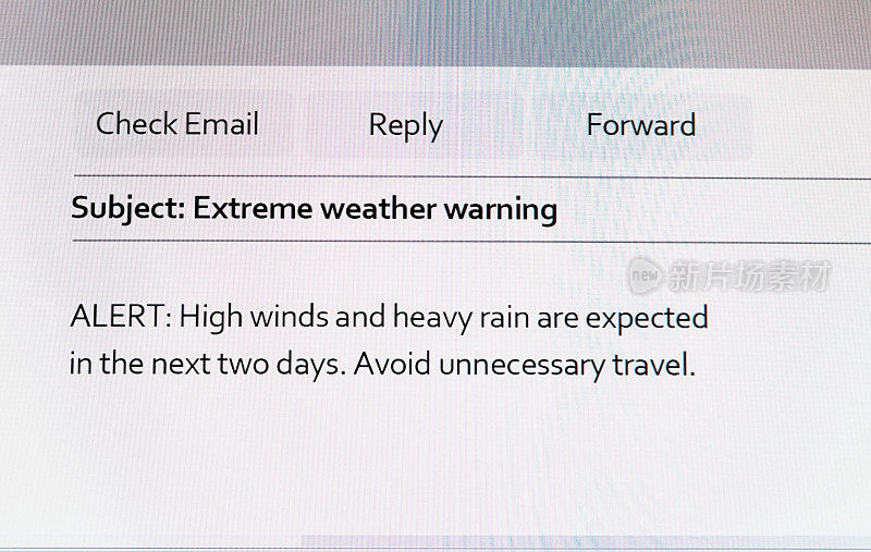 极端天气即将来临，警告电子邮件显示在电脑显示器上