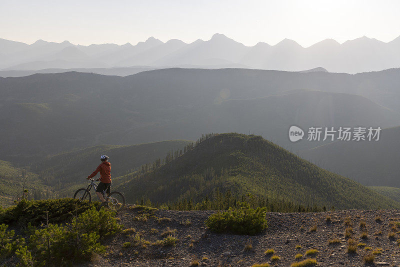 男山地自行车手在山脊上停下来