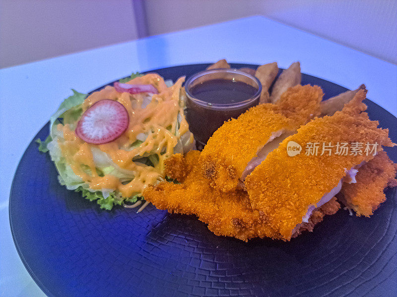 美味芝士鸡烤肉配烧烤酱，薯角和蔬菜腌制。食品菜单