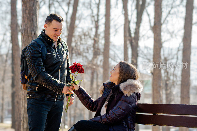 一个男人在情人节送玫瑰花给他的女朋友