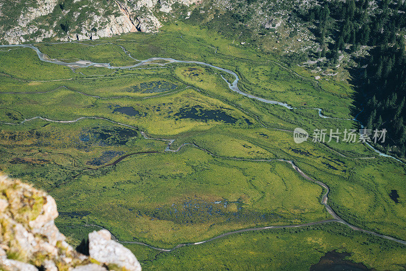 高山环境中的溪流鸟瞰图