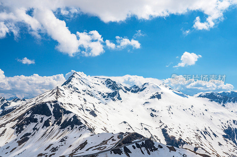 大格洛克纳山脉附近的奥地利阿尔卑斯山的雪峰