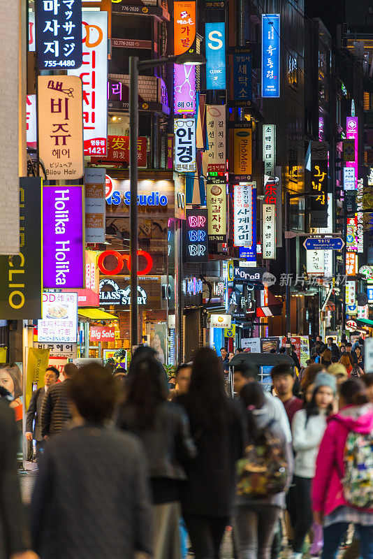 韩国首尔明洞购物街霓虹灯夜挤满了人