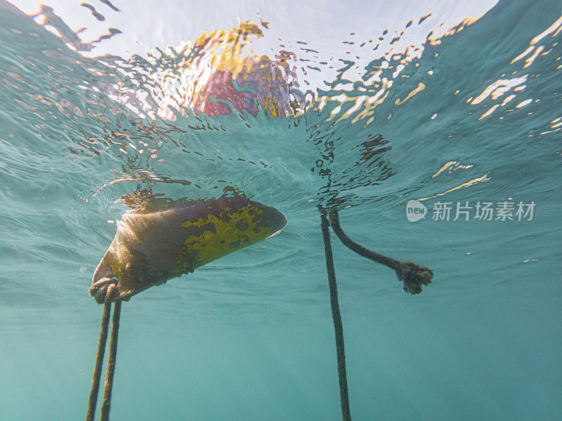 边界标记漂浮在海面上