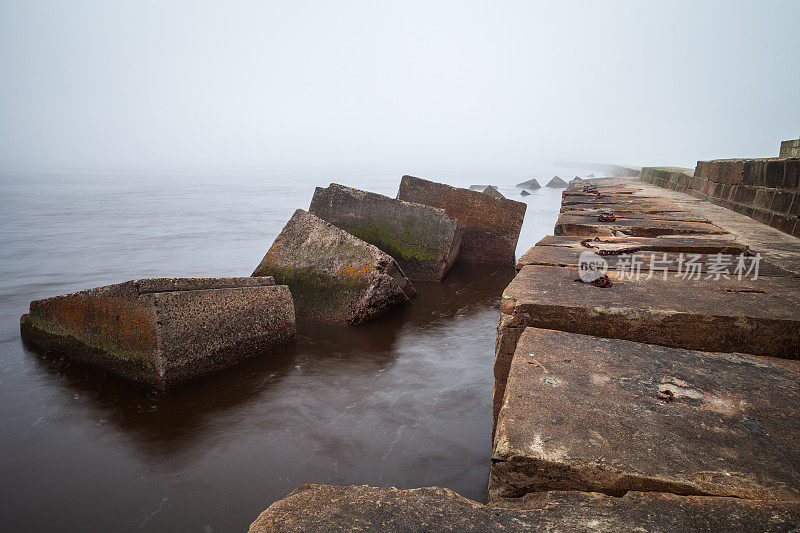 拉脱维亚首都里加，晨雾中的道格夫格里瓦码头