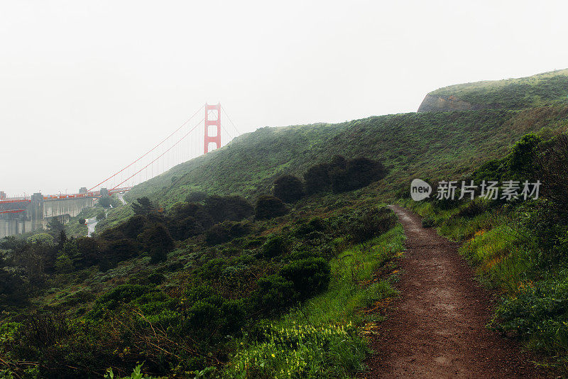 加州旧金山的金门大桥在晨雾中的高角度景色