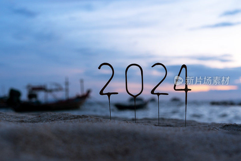 在日落后渔船的背景下，即将到来的新年的数字是2024。异国他乡的庆典概念