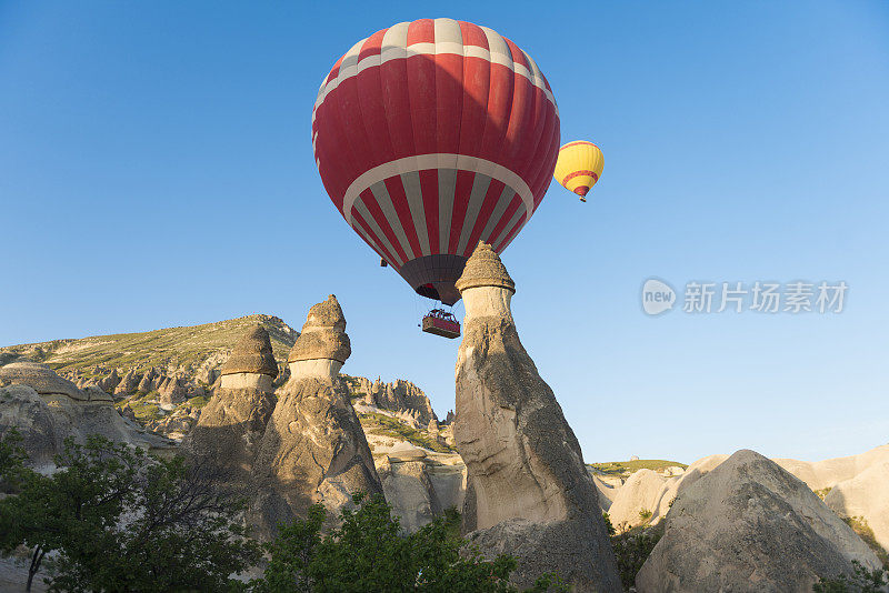 卡帕多西亚热气球飞过奇异的岩石景观，土耳其