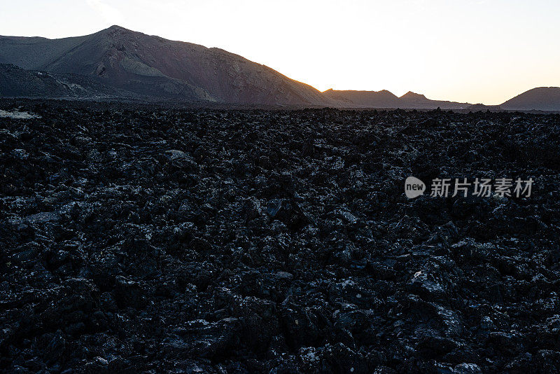 黄昏时分，兰萨罗特岛加那利岛的熔岩场