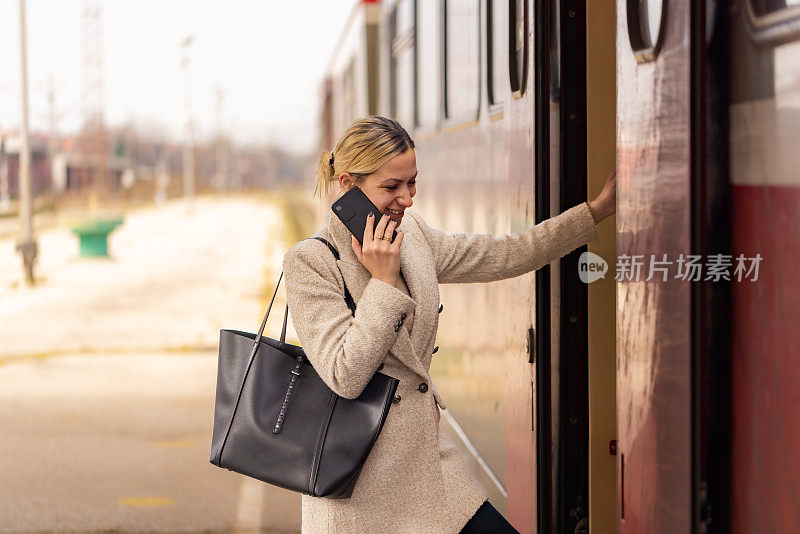 一个女人用手机坐火车上下班