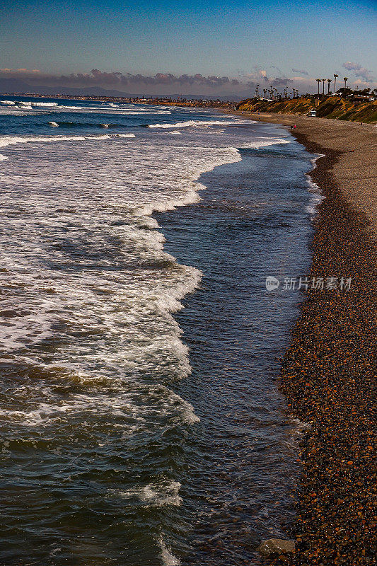 海浪拍打着岩石海岸