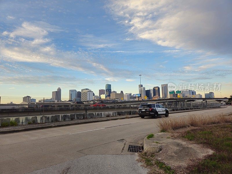 休斯顿市中心天际线的广角镜头，警车在前景