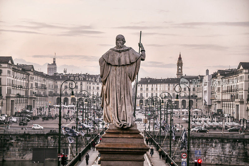 俯瞰意大利都灵维托里奥威尼托广场的维托里奥伊曼纽尔一世纪念碑