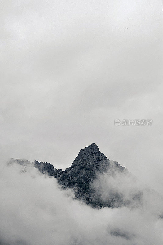 山峰沉浸在白云之中