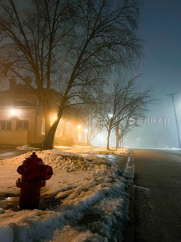 芝加哥郊区夜晚的街道。在美国，那里冬天整天下雪。