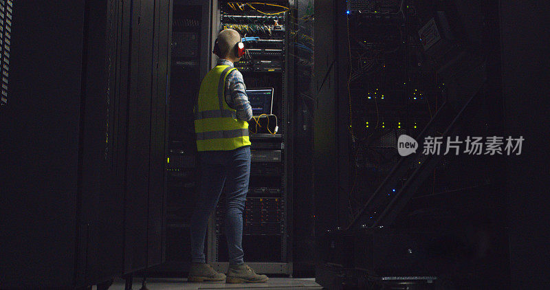 技术员，计算机和服务器机房的电缆检查，硬件和维护工程。在夜间数据中心用笔记本电脑进行编码、备份和网络安全模拟