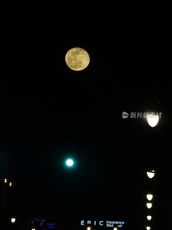 小闹市区的月亮