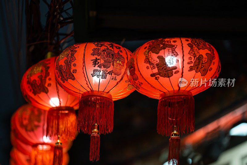 在黑暗的背景下，被照亮的中国红灯笼